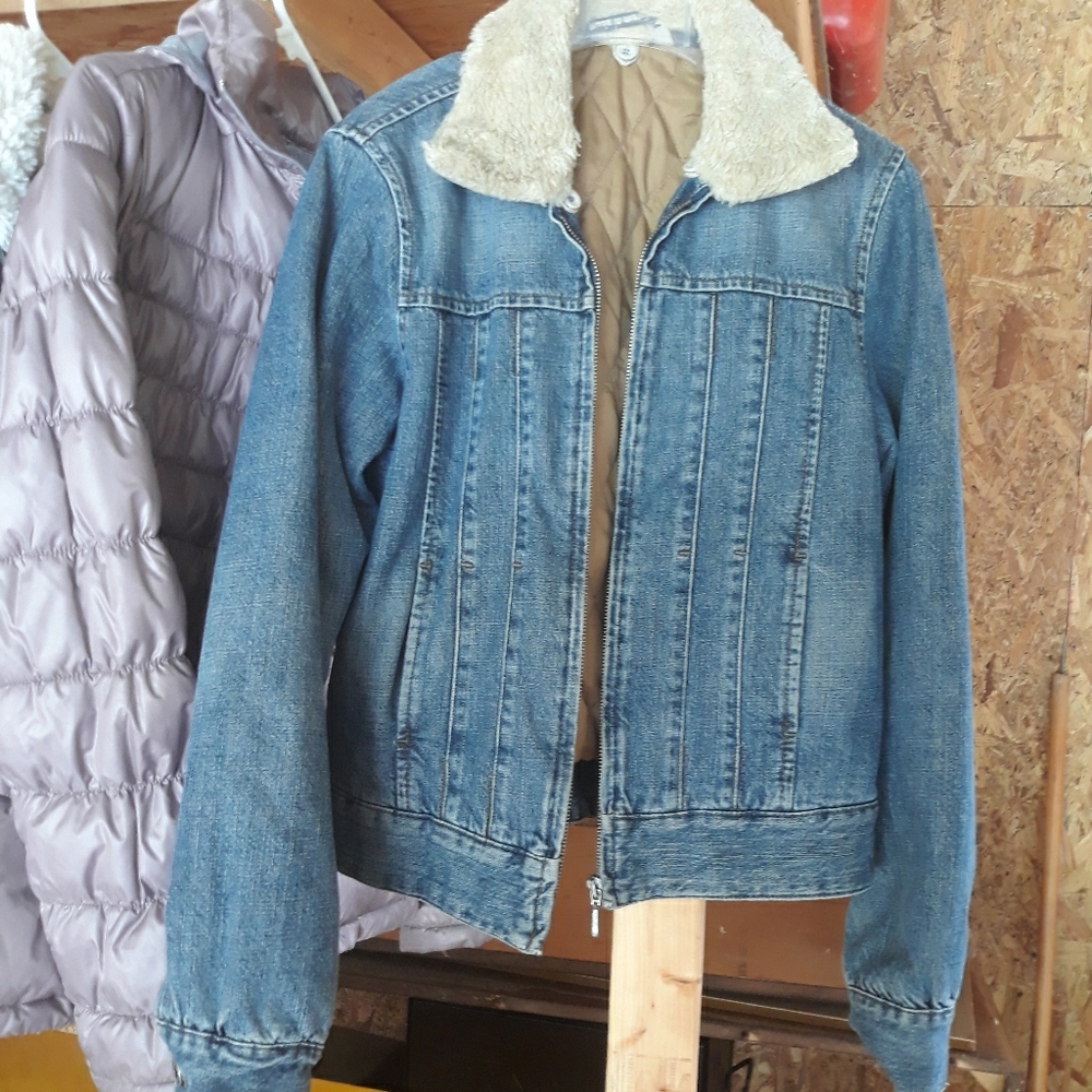 Jean jacket with detachable collar